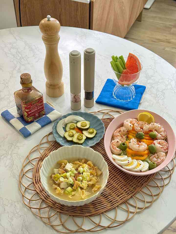 ✨ Weekend table, but make it pretty!
Fresh shrimp, veggies & a pop of citrus —
plus a cozy Korean soup moment.
My kind of slow ✨yet vivid✨ morning 💛🌿
Styled with lovely coasters from @ohouse 💙

#OhouseAmbassador #WeekendVibes #HomeCafe #TableStyling #KitchenAndDining #HomeInspo #BrunchAtHome #CozyCorner #InteriorVibes #FoodieLife #HomeDecorLove #KitchenAesthetic #StyledTable #SlowMorning #OhouseStyle