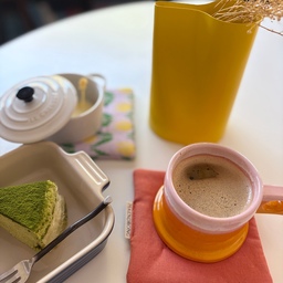 When coffee time turns into a color story—green, yellow, white, pink, and orange.😀
💚💛🤍🩷🧡 
#ColorPalette #TableStyling #OhausStyle #DesignInspiration #HomeAesthetic #ChicVibes #DailyDetails #InteriorStyling #StyledWithLove #PaletteOfTheDay 
