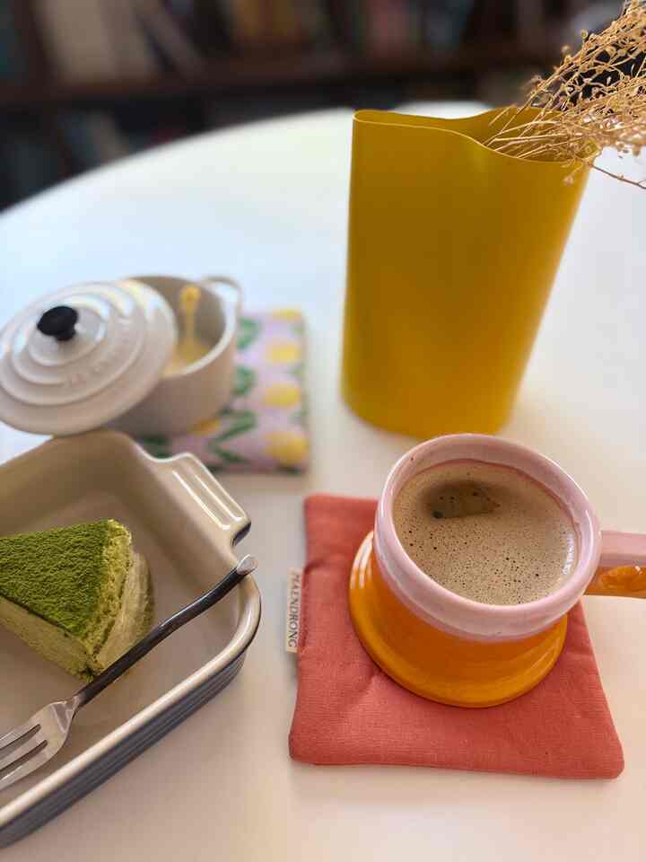 When coffee time turns into a color story—green, yellow, white, pink, and orange.😀

💚💛🤍🩷🧡 

#ColorPalette #TableStyling #OhausStyle #DesignInspiration #HomeAesthetic #ChicVibes #DailyDetails #InteriorStyling #StyledWithLove #PaletteOfTheDay 

