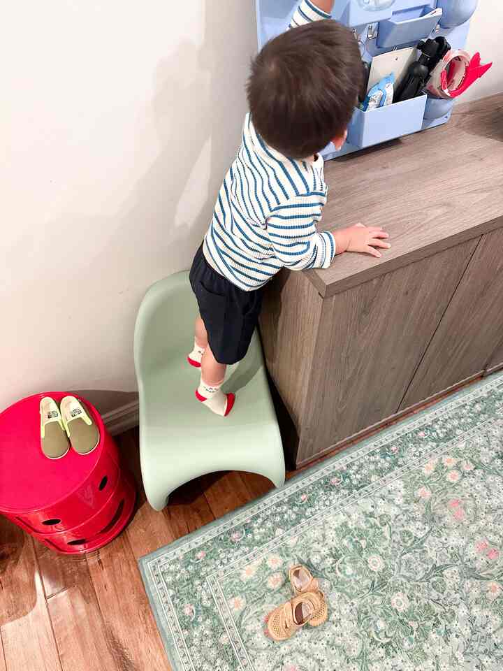 In our entryway, a kid’s chair is a must.🤭#lifewithkids #entrywaydecor #entrancedecor #entrywayinterior #pantonchair #kidschair #utensilo #vitra #kartell #ruggable #rugrecommendation 