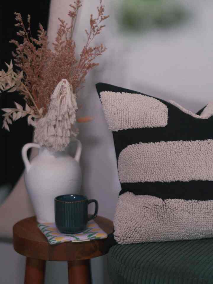 A cozy bench corner with coffee and dried flowers to welcome you home.

#entrywaydecor #entrancedecor #entrywaydesign #ohouse #coaster #cushioncover #cushion #cushioninterior #modernkitchen #nordicstyle #midcentury #worldmarket #mugcup #entranceinterior #entrancehall 