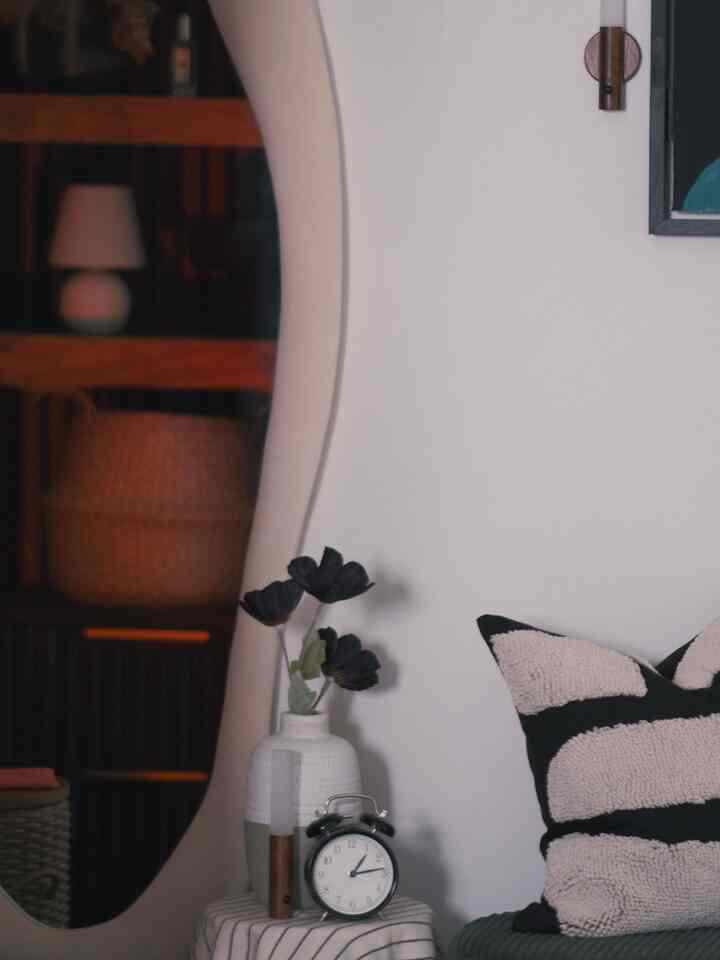 Soft cushions and a warm rug with autumn light set a calming mood.
#entrywaydecor #entrancedecor #entrywaydesign #entranceinterior #entrance #entrancehall #entrancemirror #Bench #cozy #cushioninterior #Modern