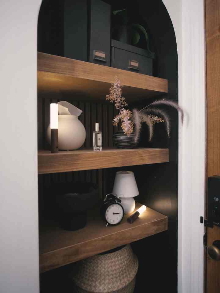 An open closet with dried plants and sensor lights makes every entrance inviting.
#entrywaydecor #entrancedecor #entrywaydesign #opencloset #closetorganization #closetstorage #closet #arched #entranceinterior #entrancehall #Entranceshoecabinet #sensorlight #ikea