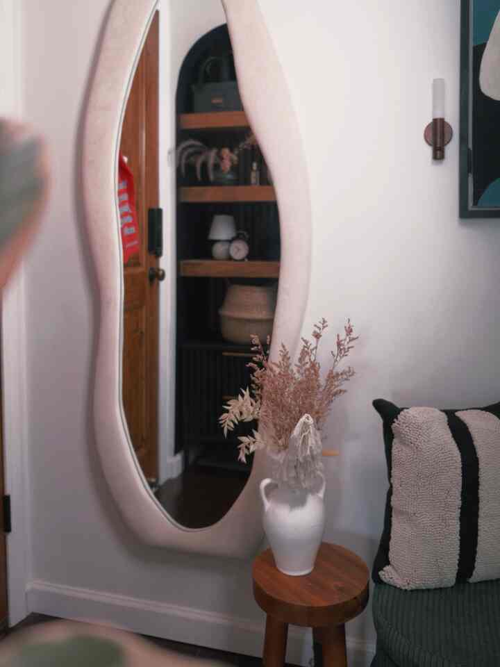A full-length mirror and dried flowers create a soothing entry scene.

#entrywaydecor #entrancedecor #entrywaydesign #flowerinterior #welcomefall #fallinterior #mirrorinterior #mirror 