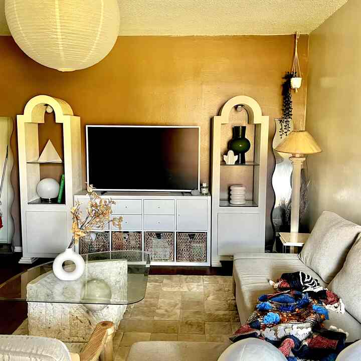 Switching flowers in a vase is my budget-friendly way to refresh the space 🌸✨



#homeaccents #budget #homedecor #affordablestyle #homestyling #ohouseambassador
