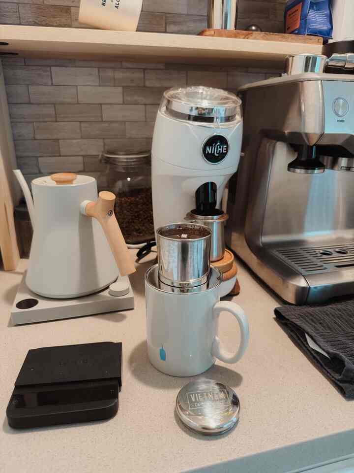 Quick vietnamese coffee for hump day ☕️
So easy and convinient. 


#coffee #coffeefilter #vietnamesecoffee #homecoffeebar #homebar #nichegrinder #grinder #scale
