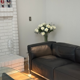 White roses add just the right contrast to this black-on-black living room.
#homeaccents #homeaccessories #budget #hometips #homedecor #livingroom #blackinterior #lamp #interior #kartell #coffeetable #livingroomfurniture #DWR #designchair #designlamp #livingroomtable #designfurniture #cassina #interiorfurniture #livingroomsofa #decoratingtips #interiorgram #designer #livingroominterior #chairrecommendation #table #blackinterior #livingroomlighting #moderninterior #light 