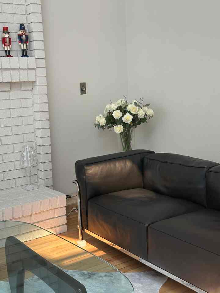 White roses add just the right contrast to this black-on-black living room.

#homeaccents #homeaccessories #budget #hometips #homedecor #livingroom #blackinterior #lamp #interior #kartell #coffeetable #livingroomfurniture #DWR #designchair #designlamp #livingroomtable #designfurniture #cassina #interiorfurniture #livingroomsofa #decoratingtips #interiorgram #designer #livingroominterior #chairrecommendation #table #blackinterior #livingroomlighting #moderninterior #light 