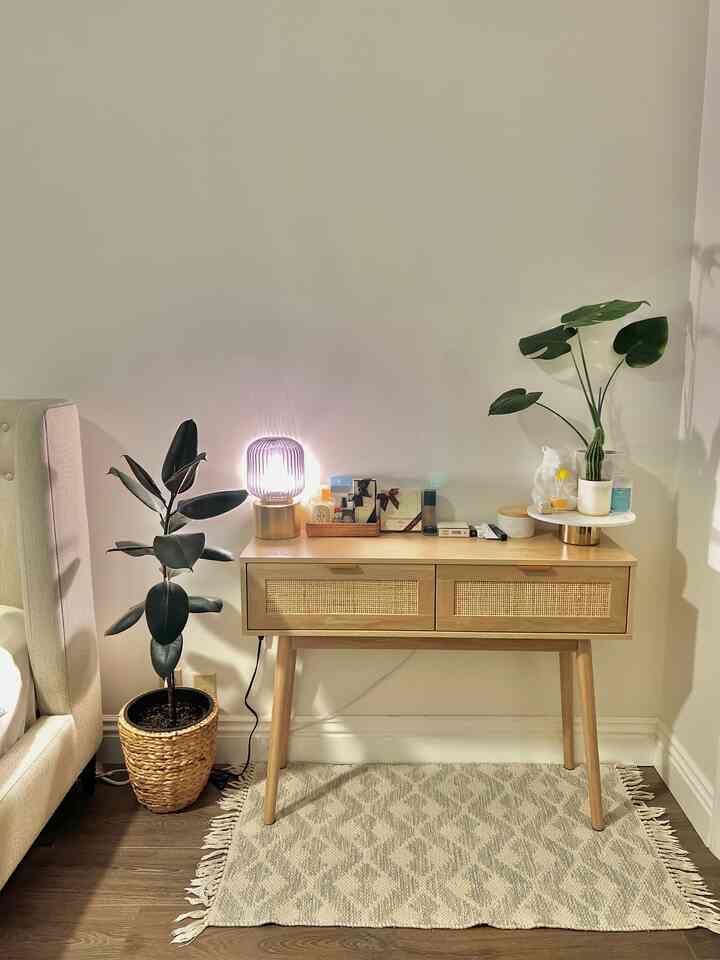 ✨ Bedside moments I never get tired of 🌱
Soft glow, warm wood, and little details that make my space feel calm & fresh.

#OhouseAmbassador #CozyCorner #MinimalBedroom #WarmLighting #HomeDecor #InteriorInspo #ScandiVibes #MyRoomMyStyle