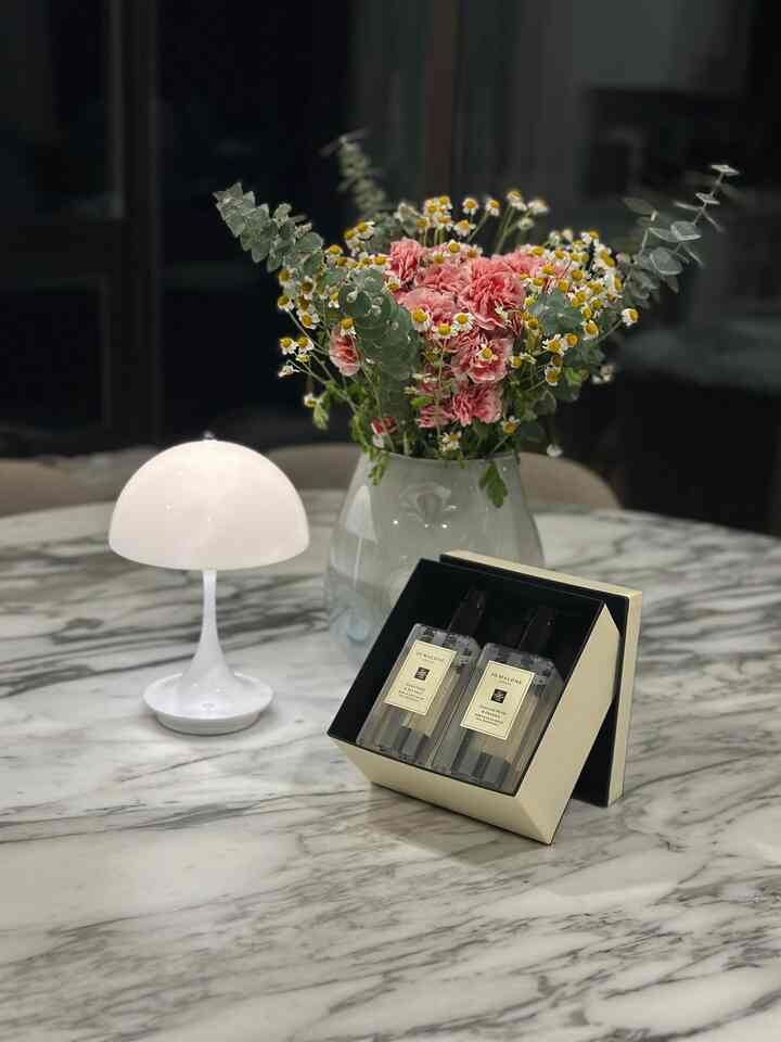 Just a handful of flowers can brighten a room 🤍

#homeaccents #homeaccessories #budget #hometips #homedecor #livingroom #whiteinterior #lamp #interior #kartell #coffeetable #livingroomfurniture #DWR #designchair #designlamp #livingroomtable #designfurniture #cassina #interiorfurniture #livingroomsofa #decoratingtips #interiorgram #designer #livingroominterior #chairrecommendation #table #blackinterior #livingroomlighting #moderninterior #light 