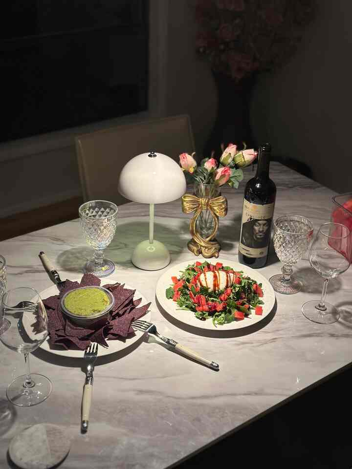 Sedikit cahaya saja sudah cukup — saya suka bagaimana lampu ini menciptakan suasana hati, sementara hidangannya menghadirkan warna.

#aksenrumah #homeaccessories #budget #hometips #homedecor #livingroom #whiteinterior #lamp #interior #kartell #coffeetable #livingroomfurniture #DWR #designchair #designlamp #livingroomtable #designfurniture #cassina #interiorfurniture #livingroomsofa #decoratingtips #interiorgram #designer #livingroominterior #chairrecommendation #table #blackinterior #livingroomlighting #moderninterior #light