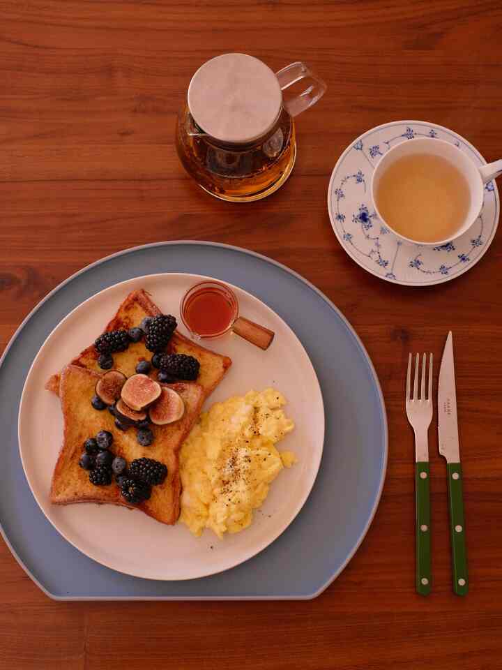 Keuntungan makan di rumah adalah saya bisa memasak telur sesuai selera saya 🍳

#tablesetting #tablescape #diningtable #diningset #brunch #homecooked #cutlery #tableware #tray #teapot