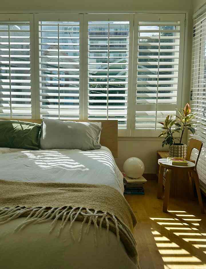 Typical sunny Sunday afternoon ☀️:
• Rearrange small furnitures, moving a chair from entryway into bedroom, use it as a bedside storage
• Watering my plants
• Be ready to wind down 🧘🏻‍♀️preparing for new week 😌

#hometips #homeaccessories #homedecor