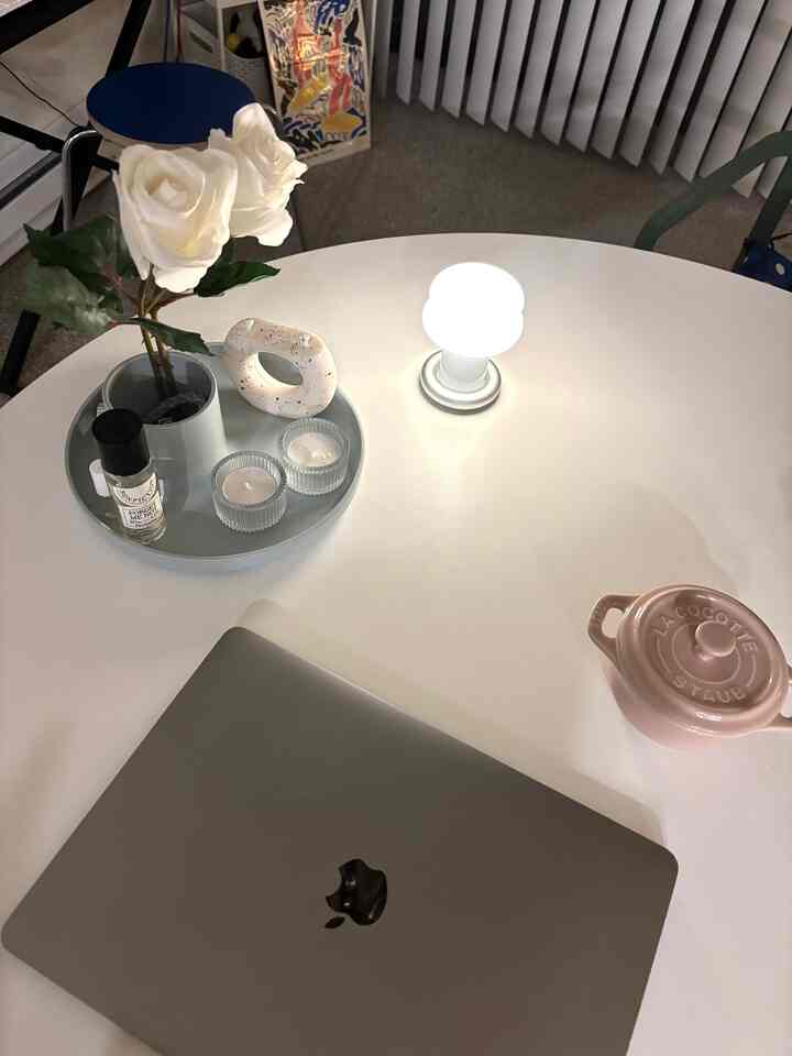 I got such a cute lamp 🤍

#moma #ilkw #lamp #portablelamp #livingroom #desk