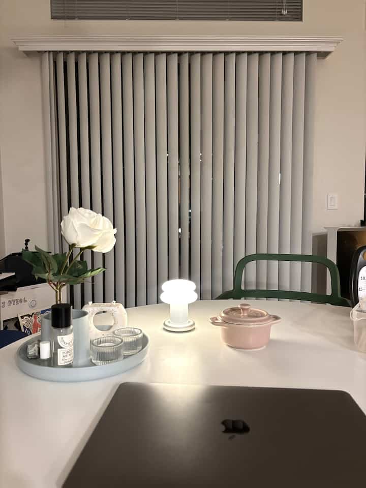 I got such a cute lamp 🤍

#moma #ilkw #lamp #portablelamp #livingroom #desk