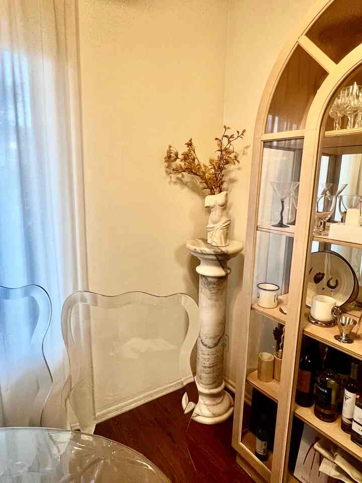 It’s the little details that show personality. 
this art corner with a sculptural vase and marble pedestal makes the space truly mine.

#MySpaceMyStyle
#HomeWithPersonality #howyouhome #roominspo #오하우스