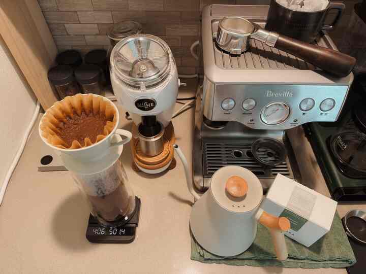 favorite place, favorite activity, favorite aroma. can‘t resist coffee

#coffeebar #coffeestation #breville #fellow #pourover