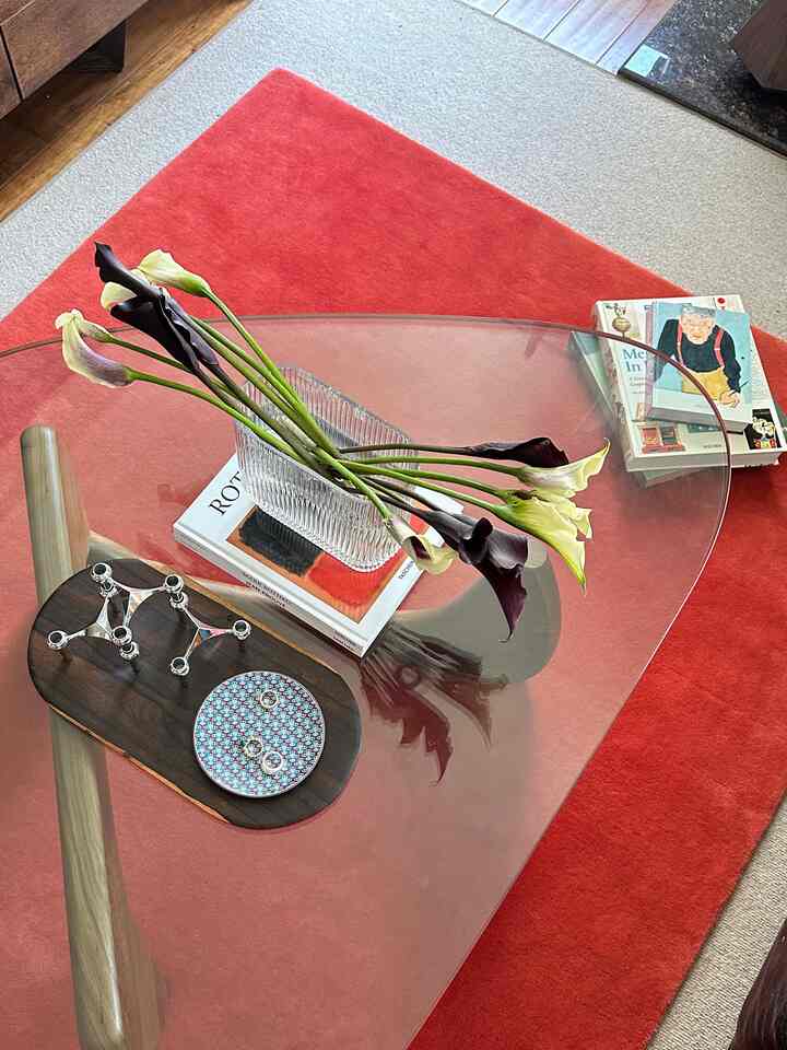 Cozy fall mood 🍂
#livingroom #fallswitch #falldecor #ruginterior #coffeetable #homedecor #tabledecor #noguchitable #nordicknots 