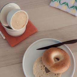 The simplest breakfast — a bagel with maple butter has been my fall go-to. Paired with a fabric coaster, it makes the table feel even cozier for the season. 🍁
#diningtable #ikea #lisabo #butterbell #kitchenware #dinnerware #butterknife #coaster #fabriccoaster