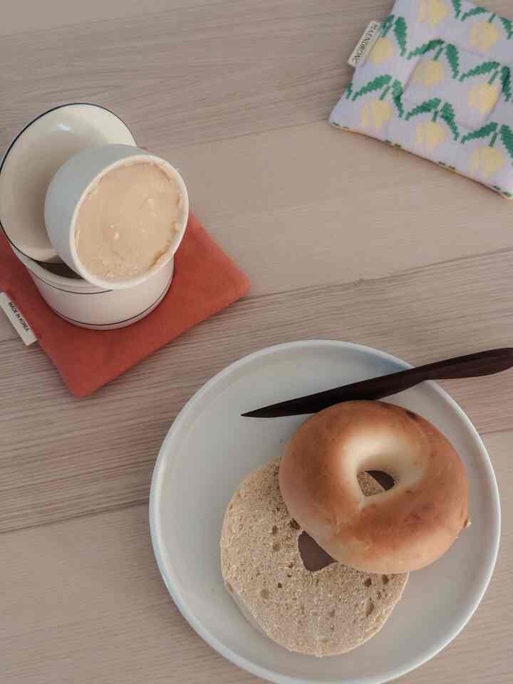 
The simplest breakfast — a bagel with maple butter has been my fall go-to. Paired with a fabric coaster, it makes the table feel even cozier for the season. 🍁

#diningtable #ikea #lisabo #butterbell #kitchenware #dinnerware #butterknife #coaster #fabriccoaster