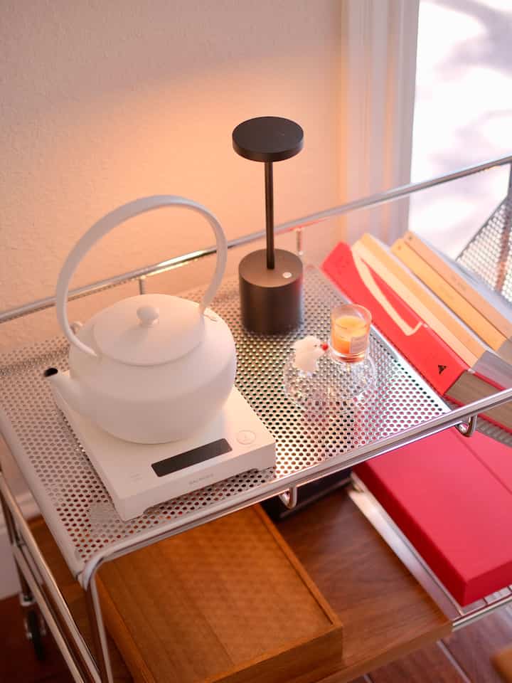 Big fan of adding a little pops of red, especially paired with wood and metal ♥️

#livingroom #livingroomdeco #barcart #trolley #teakettle #tablelamp 