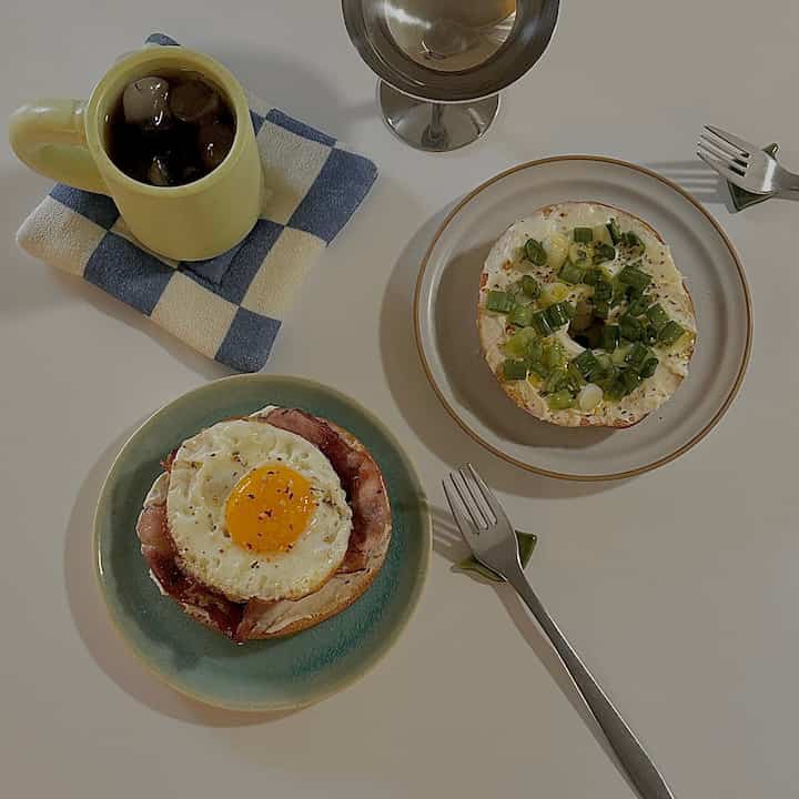 Breakfast vibes🥯
#kitchendecor #breakfastvibes #ceramicmug
#warmkitchen #metalcup #diningdecor