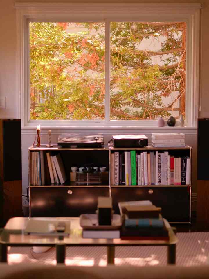 This view turns into a projector screen at night 📽️

#livingroom #livingroomdeco #console #usm #usmhaller #coffeetable #hifispeakers #vinylplayer 

