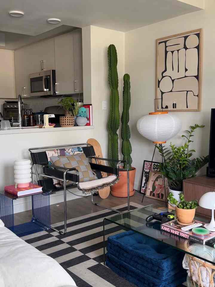 Fave corner🫶🏽

#interiorinspo #homedecorinspiration #apartmenttour #homebody #apartmenttherapy #homedecor #design #cozyhome #home #decor #interior #interiordesign #motivation #homedesign #home #apartment #apartmentliving #vibes #favorite #apartmentdecor #interiorhome #homevibes #myinteriorstyle