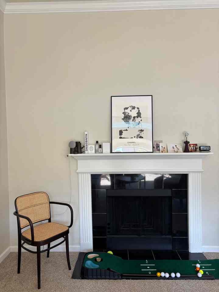 Seattle sudah merasakan dinginnya musim gugur.
Saatnya membersihkan perapian.

#perapian #fall #tonchair #livingroom #frame #frameinterior #blacknwhite