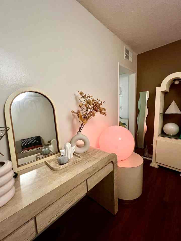 Soft glow, warm tones, and little objects that make the space mine 🌙
Every corner deserves a touch of personality ✨

#MySpaceMyStyle #HomeWithPersonality #HowYouHome #HouseInspo #RoomInspo
