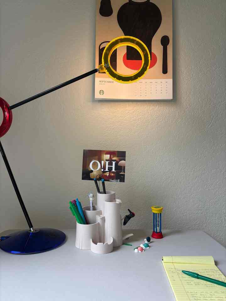 Rainy Monday!! 
Let’s tidy up the desk and get things started ✨

#homeoffice #desk #staionary #penholder #lamp 