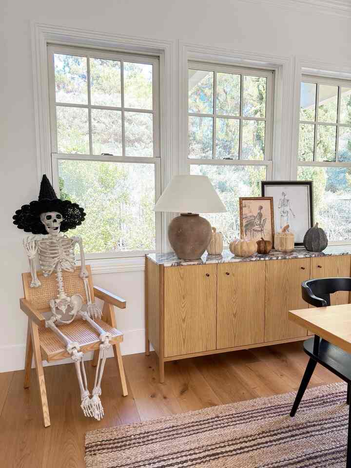 Soooky skeletons and pumpkins! #hallweendecor #skeletons #diningroomdecor