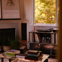Weather’s cooling down and Fall colors are starting to seep in through the window 🍂
#fall #livingroom #livingroomdeco #coffeetable #console #usm #hifispeakers #turntable
