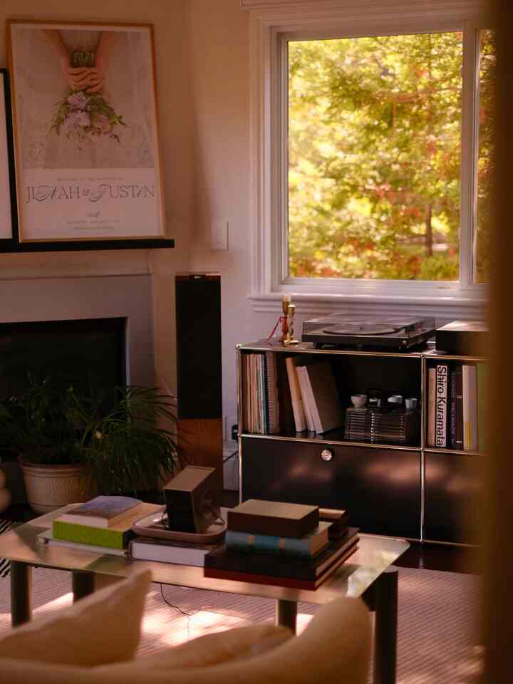 Weather’s cooling down and Fall colors are starting to seep in through the window 🍂

#fall #livingroom #livingroomdeco #coffeetable #console #usm #hifispeakers #turntable