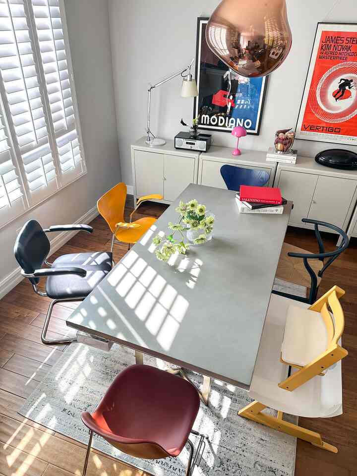 Who else loves mix and match? 🙋‍♀️
Our dining space is all about playful contrasts.💛🖤💙

#diningroom #diningchairs #modernhome #colorfulhome #posters #midcenturymodern #chairs #designfurniture #eames #cescachair #fritzhansen #artemide #lightings