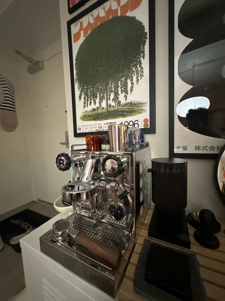 My coffee corner 😮‍💨

#homebody #apartmenttherapy #homedecor #design #cozyhome #home #decor #interior #interiordesign #motivation #homedesign #home #apartment #apartmentliving #vibes #favorite #apartmentdecor #interiorhome #homevibes #myinteriorstyle