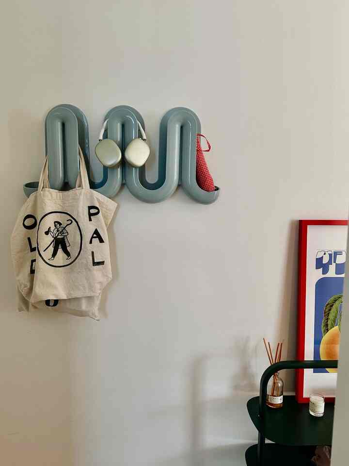 Entryway retouch 🙂‍↔️
Heller was super easy install • functional and aesthetic design
#budgetfriendly #beforeandafter #homedecoronabudget #affordabledesign #entryway #homedecor #storage 