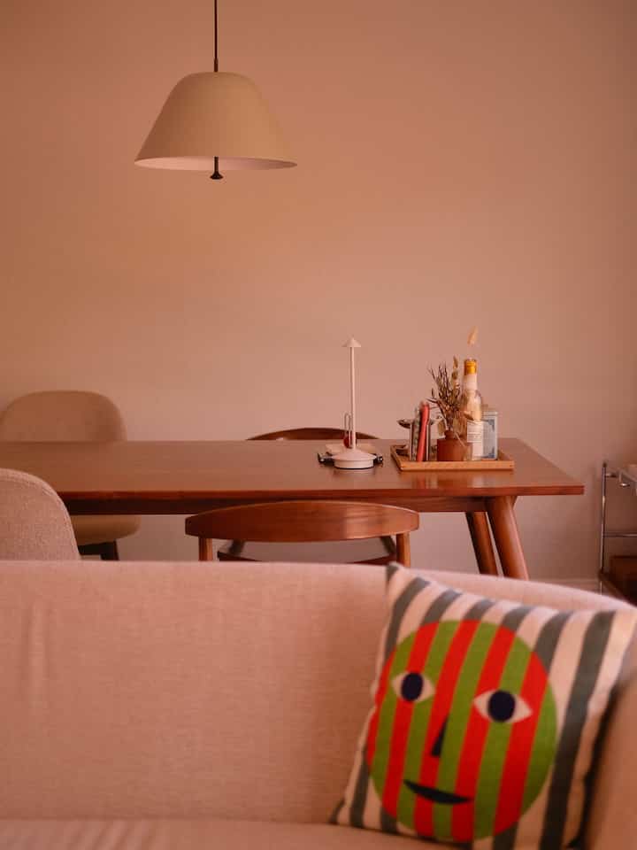 What’s you preferred seat in the house? The sofa or the dining chair? 

#diningroom #diningtable #woodendiningtable #cozydining #sofa #dininglamp #tablelamp