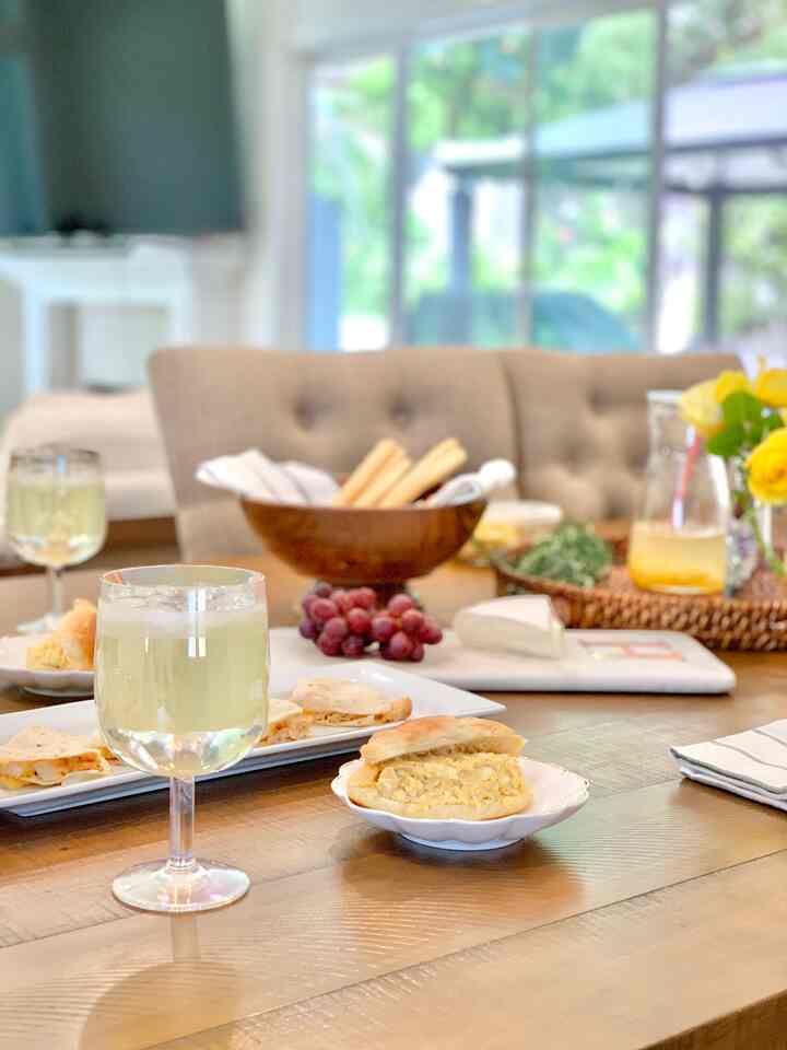 Slow weekend brunch at home 🥂
Fresh bites, sunlight, and easy conversations 
Little joys that make the weekend glow ✨

#OhouseAmbassador #WeekendBrunch #HomeVibes #TableSetting #BrunchMood #CozyWeekend #HomeDecor #오하우스앰버서더 #홈브런치 #주말감성