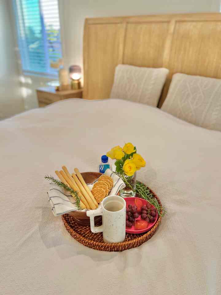 🌿 Welcoming kit for my cozy home ✨
Fresh blooms, sweet bites, and a warm start ☕️
Because every space deserves a little love 💛

#OhouseAmbassador #HomeStyling #BedroomVibes #CozyHome #WeekendMood #InteriorInspo #HomeDetails #오하우스앰버서더 #홈데코 #내방꾸미기 #집꾸미기