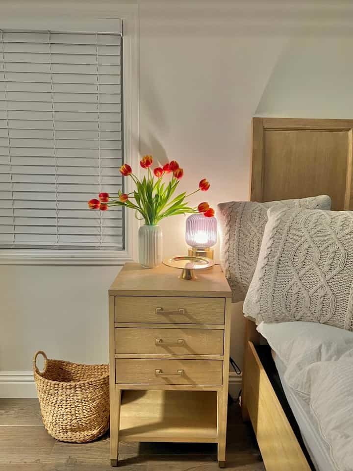 🌷 Welcoming guest room ready ✨
Soft lights, fresh tulips, and cozy textures 💛
Because comfort starts with the smallest details 🌿

#OhouseAmbassador #GuestRoomDecor #HomeStyling #CozyBedroom #InteriorDetails #WarmWelcome #HomeVibes #오하우스앰버서더 #게스트룸 #홈데코 #인테리어감성