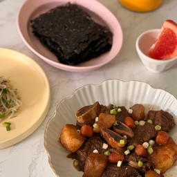 Celebrating Chuseok in the U.S. 🇺🇸
Slow-cooked Galbijjim (Korean Braised Short Ribs) on my table 🍲✨
Bringing a taste of home, wherever I am 🤍
#KoreanFood #HomeCooking #ComfortFood #Foodie #FoodReel #Yummy #WeekendVibes #InTheKitchen #OhouseAmbassador #HomeDecor #CookingAtHome #KoreanCuisine