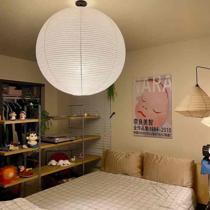 moody bedroom at night ~ I want to replace the white commercial curtains with something more warm, what are we thinking? 

#warm #cozyhome #akarilamps #enetrishelf #yoshimotonara #japandi #mcm