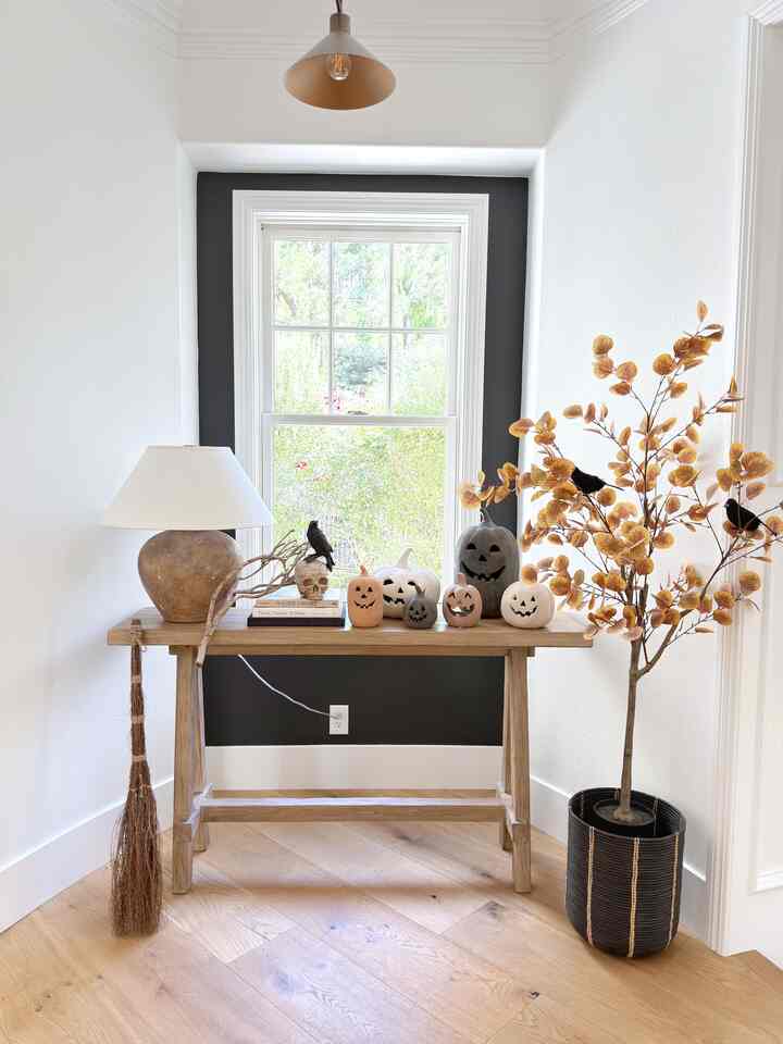 Soooky, fun classic Hallowen dedor. #halloweendecor #halloweenideas #entrywaystyling