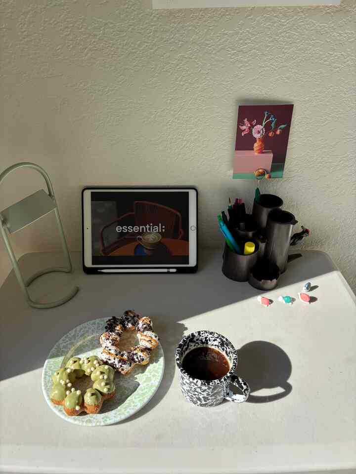 Suka banget momen & suasananya 🎶

#kopi #plate #lamp #homeoffice #deskterior #deskinterior #desk