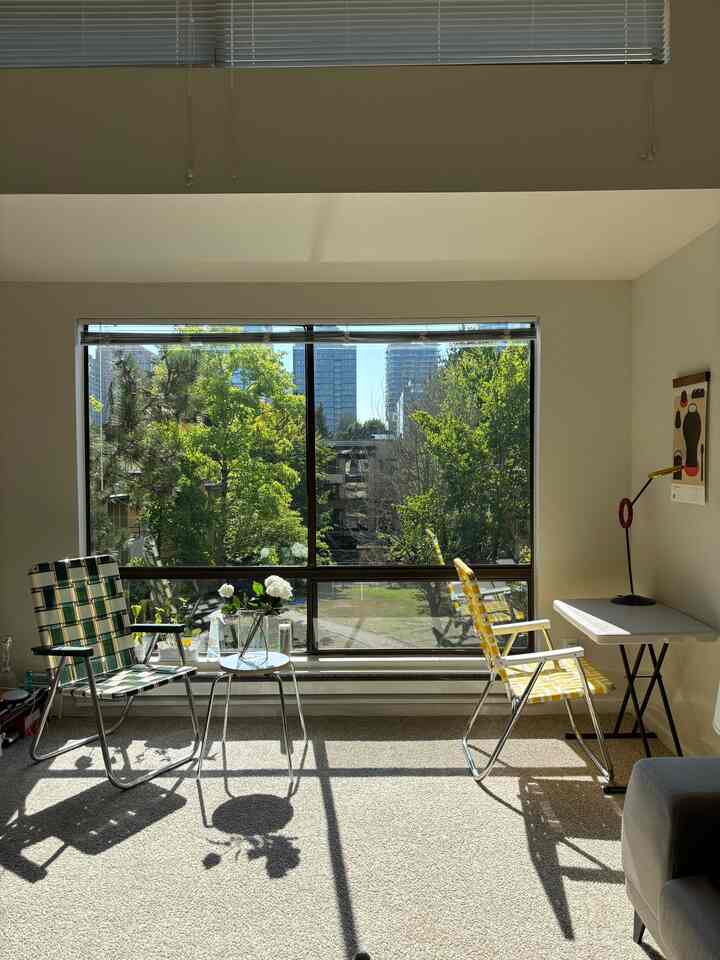 The autumn light falls lower and feels deeper.


#livingroom #windowview #lounge 