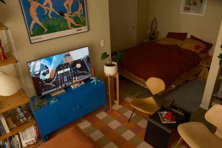 Fall has landed in my living room — more brown, more orange, more cozy.

#falldecor #fallvibes #autumndecor 