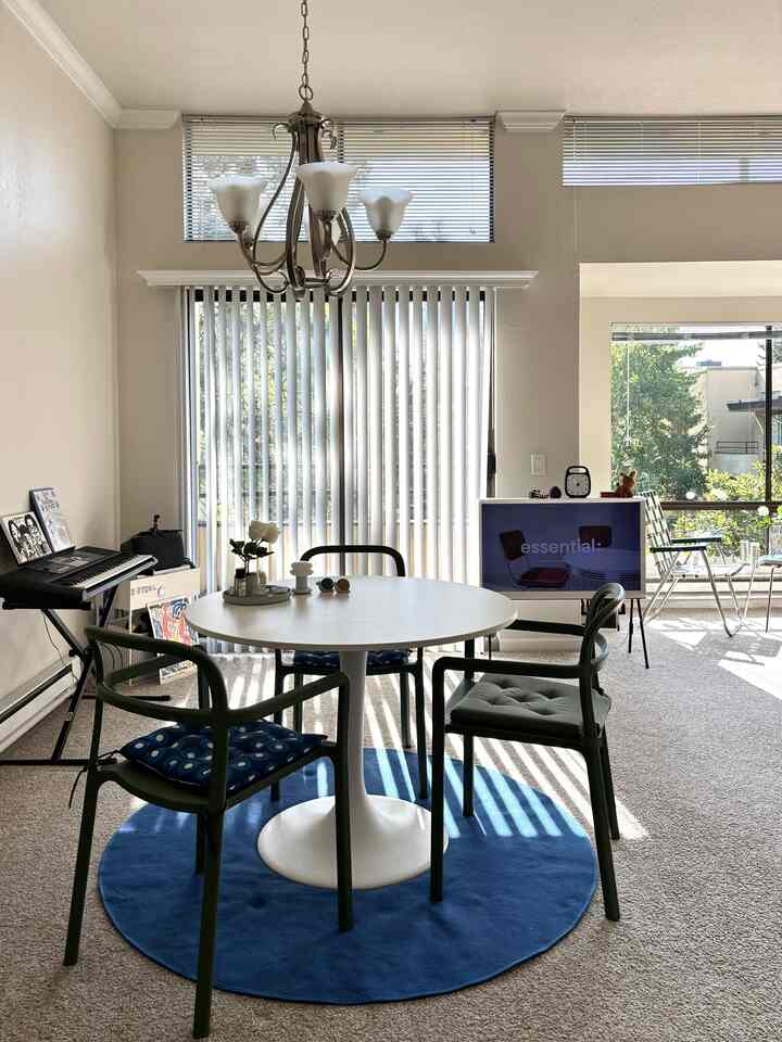 It's Friday 🙌🏻
The eternal question: What's for dinner? 🤔


#diningroom #roundtable #livingroom #blueinterior #ikea 