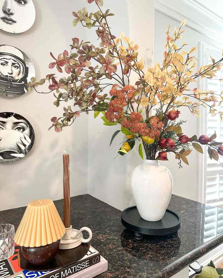 🍂🍁🤎 some budget friendly fall decor details.

#falldecor #livingroom #livingroomdecor #target #vasearrangment #flowerarrangment #fallvibes #autumndecor #simplefall #fallinspiration 