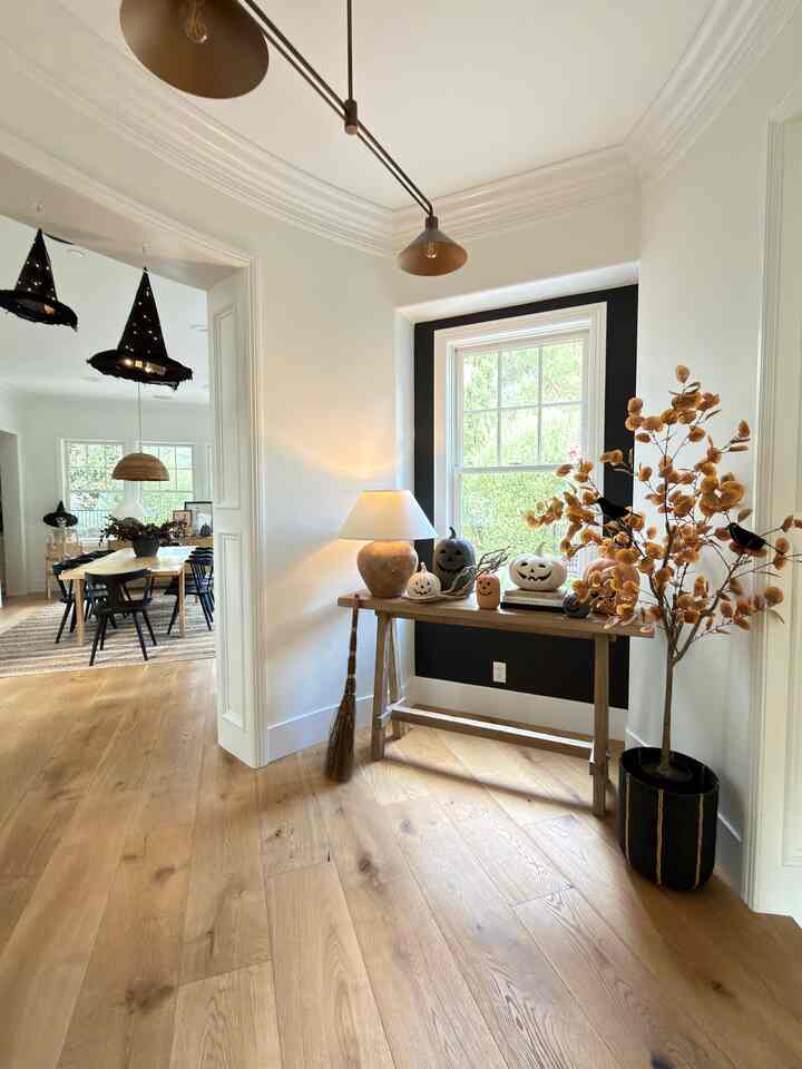 Soooky, fun  Halloween decor. Floating witch hats add whimsy! #halllweendecor #halllweenentryway #witcheshats